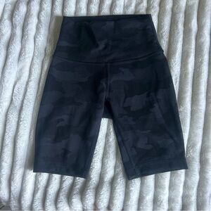 lululemon athletica Womens US2 Black Camo Biker Shorts